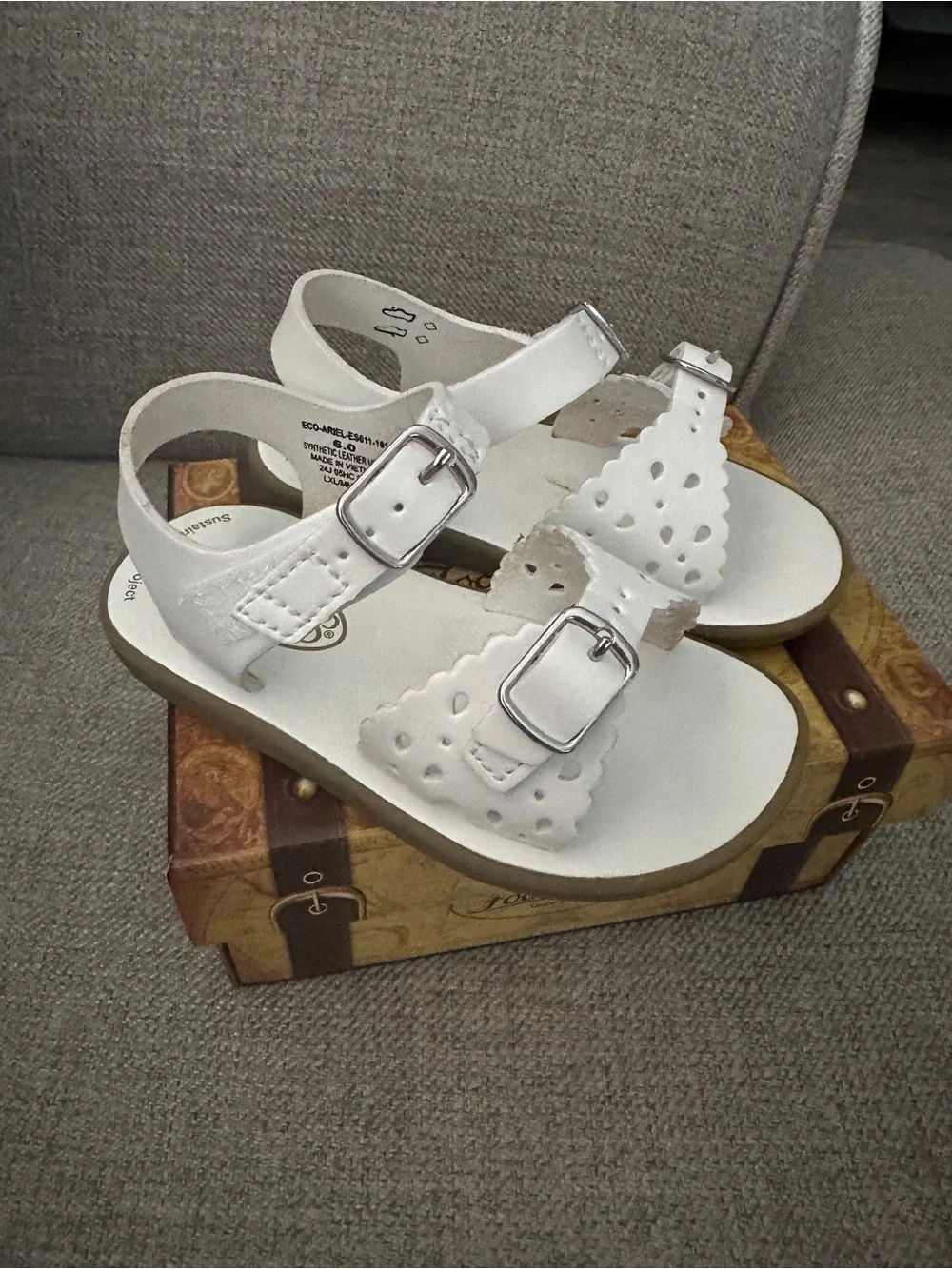 FootMates White Girls Buckle Sandals with Scallop Straps
